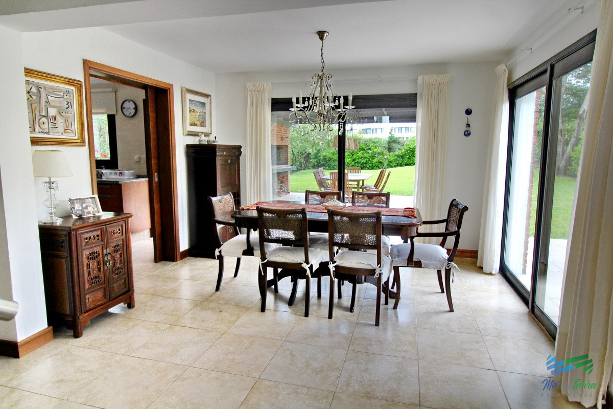 Casa ID.1811 - En alquiler!!  Moderna casa ubicada a 1 cuadra del mar, con vista parcial desde el dormitorio principal. 