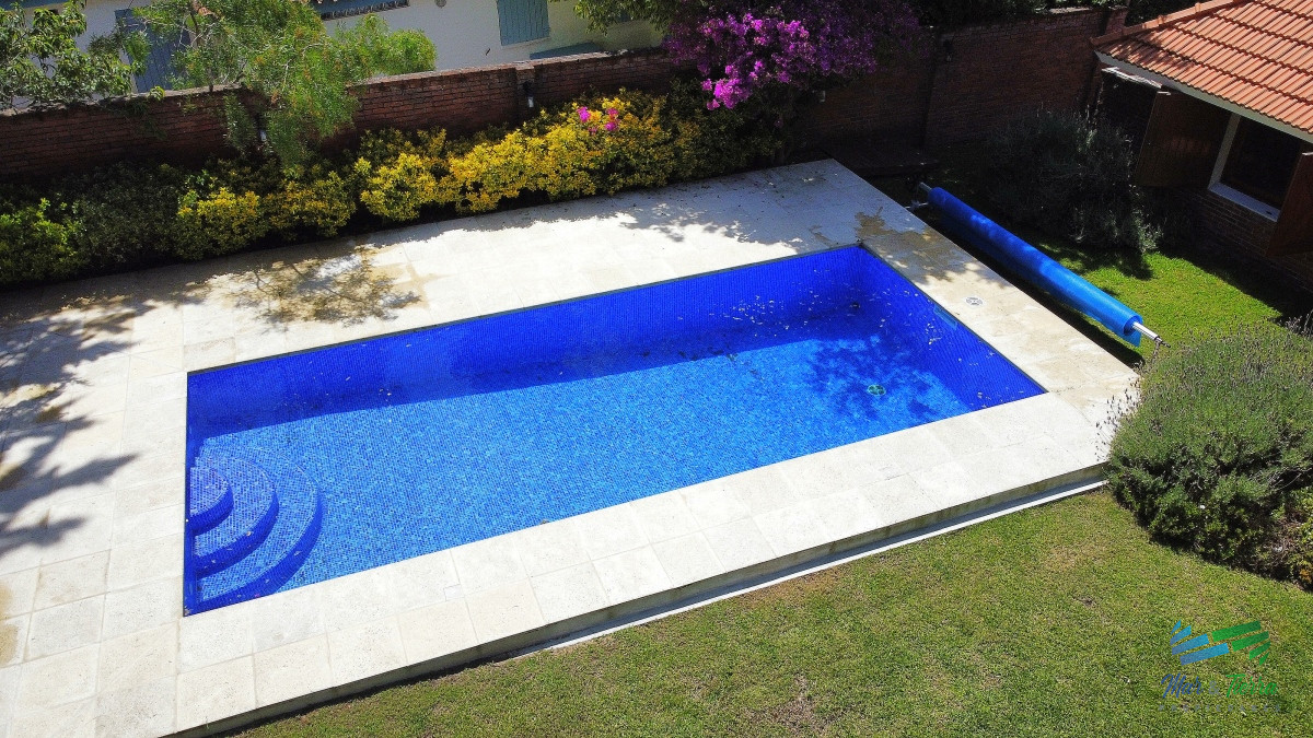 Casa ID.1809 - En venta casa de 3 dormitorios con piscina en excelente estado