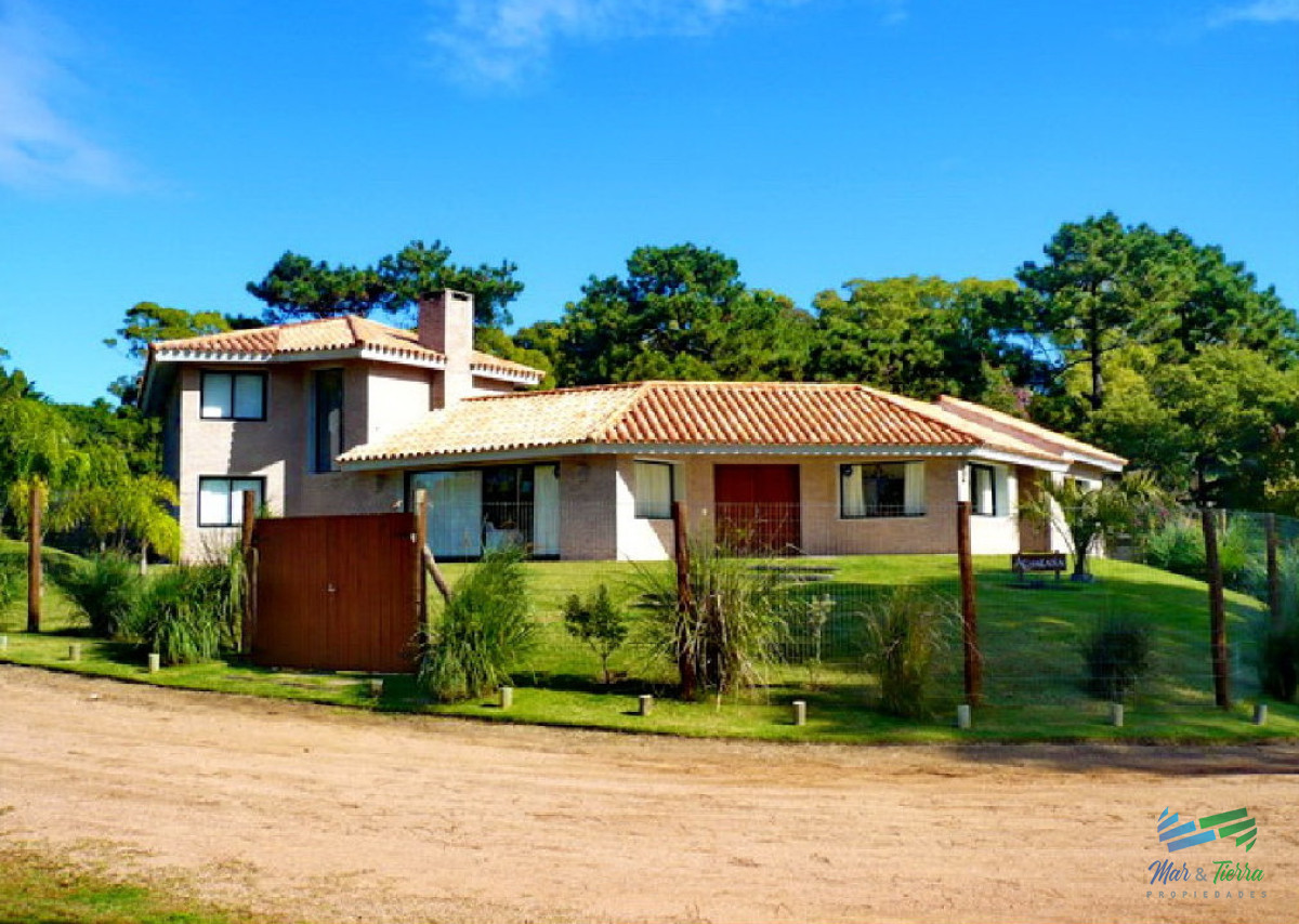 Casa ID.1663 - Se vende casa 5 dormitorios, con piscina en Rincon del Indio, playa Brava, Punta del Este.