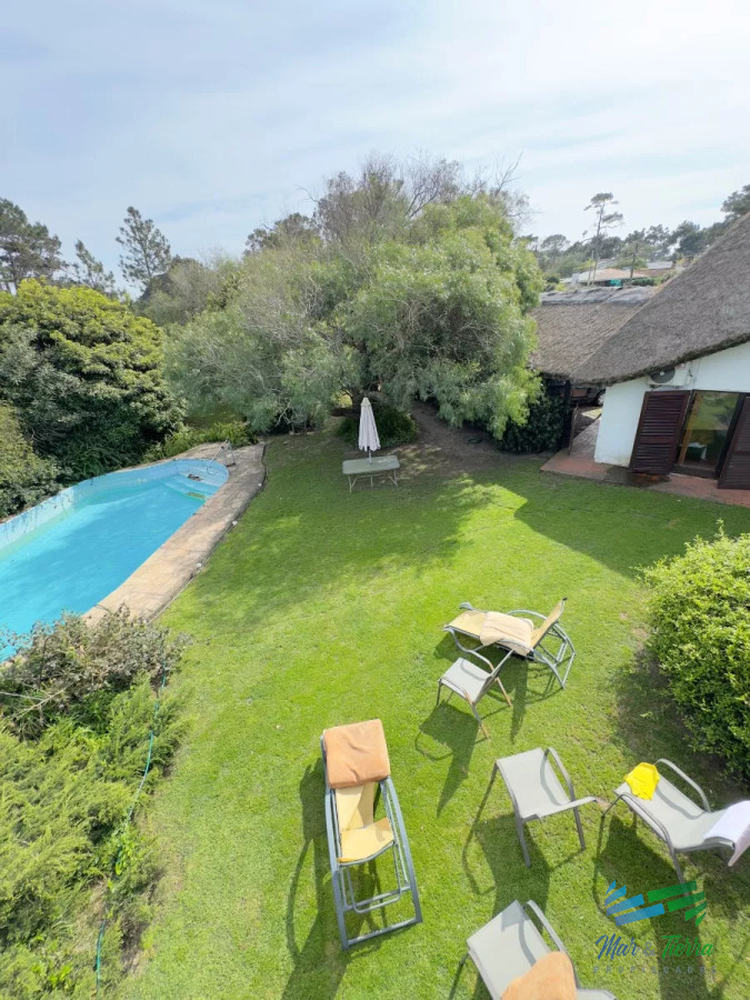 Casa ID.4947 - En venta cabaña con gran terreno, piscina y cancha de paddle en Pinares, Punta del Este