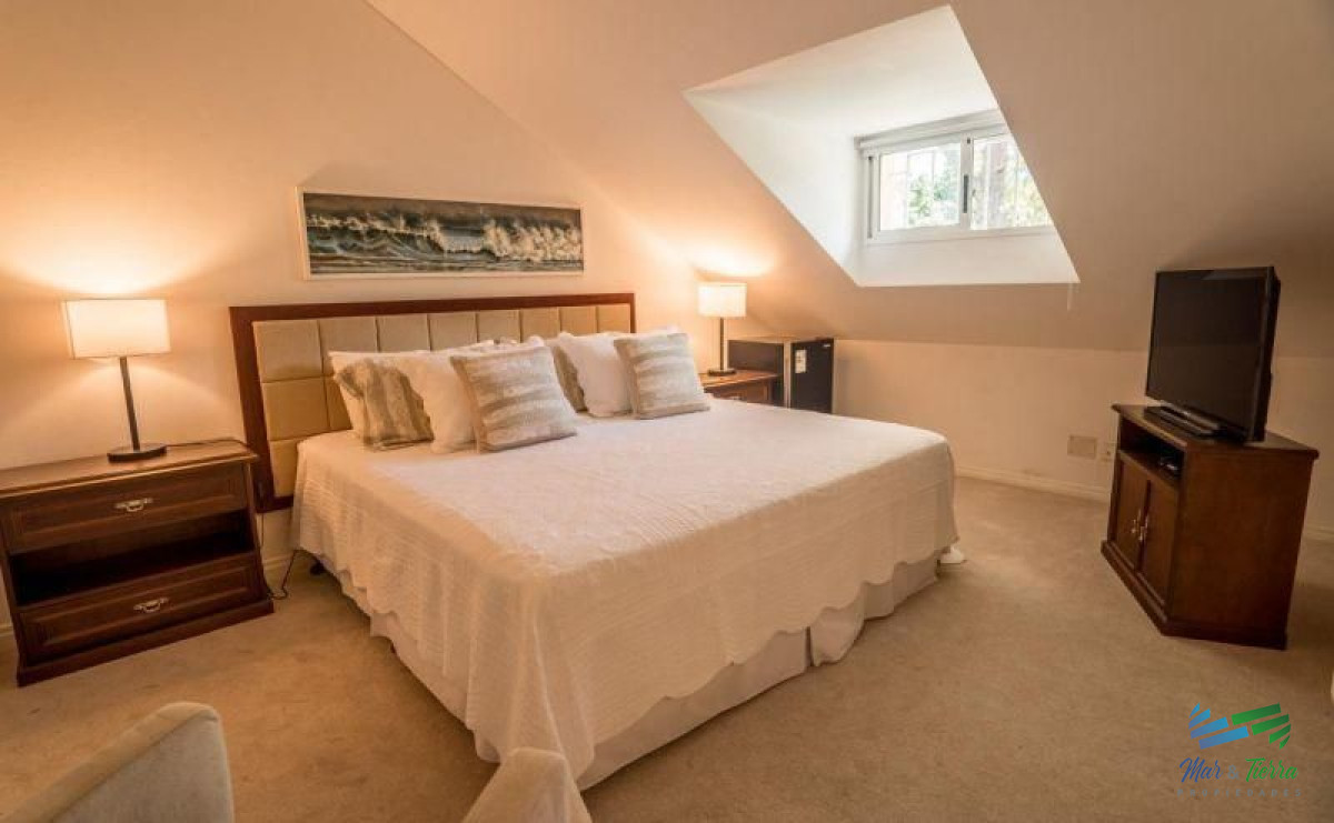 Casa ID.3972 - Vendo excelente casa de 6 dormitorios con piscina climatizada en playa mansa, Punta del Este