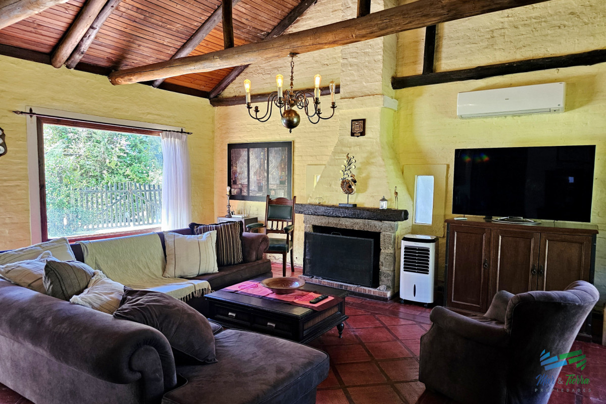 Casa 3 dormitorios en alquiler anual, cerca colegios, Punta del Este.