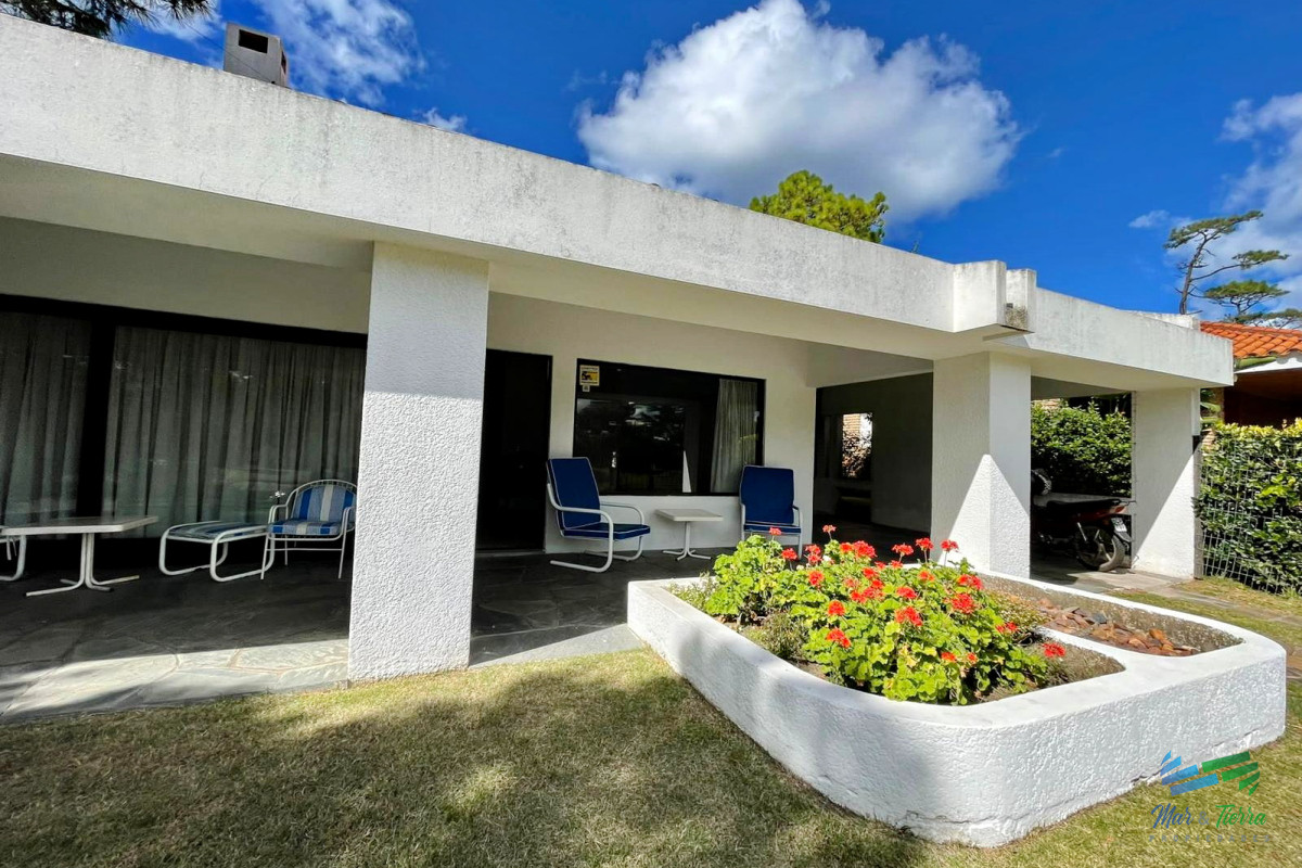 Casa ID.1686 - Vendo casa de 4 dormitorios a dos cuadras del mar, playa mansa, Punta del Este