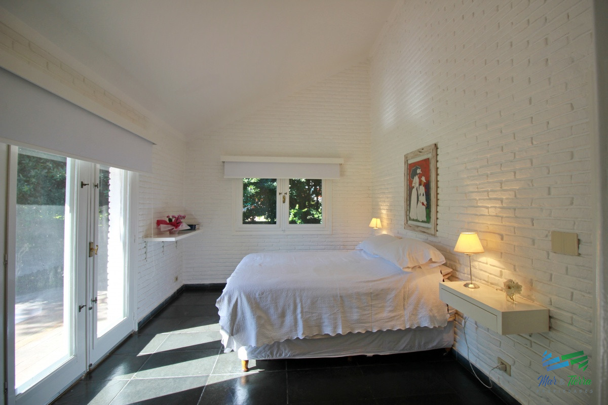 Casa ID.1656 -  En alquiler!!  Hermosa casa en alquiler zona Pinares, cuenta con piscina y gran jardin.