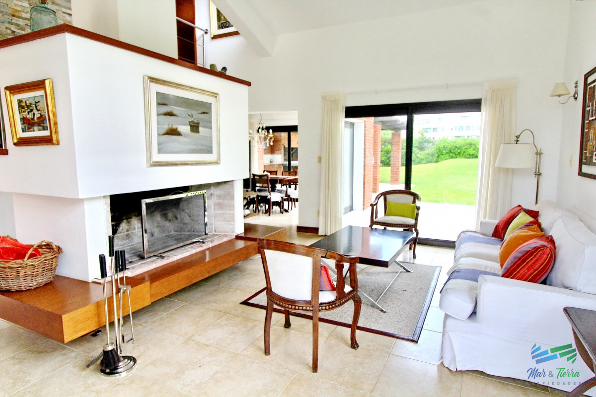 Casa ID.1811 - En alquiler!!  Moderna casa ubicada a 1 cuadra del mar, con vista parcial desde el dormitorio principal. 