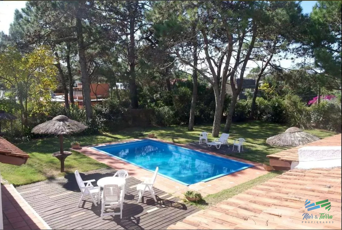 Casa ID.1635 - Casa de 4 dormitorios con piscina en alquiler en Brava, Punta del Este.