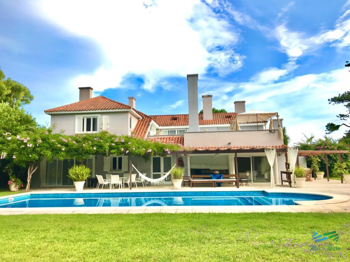 Casa ID.1640 - Espectacular residencia en una de las zonas mas cotizadas de Punta del Este, a metros del mar (Playa Brava).