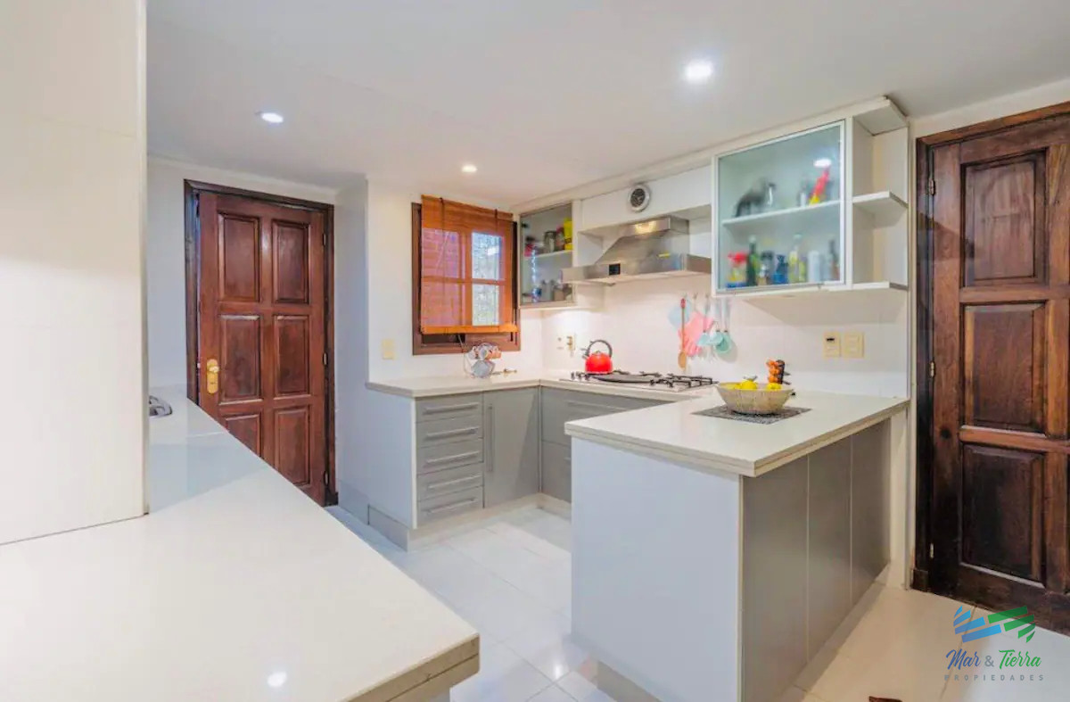 Casa ID.4004 - Venta de casa de 7 dormitorios en El Golf Punta del Este