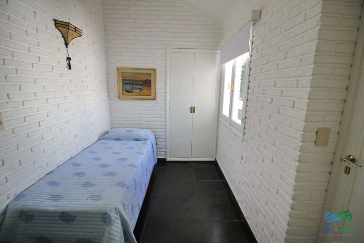 Casa ID.1656 -  En alquiler!!  Hermosa casa en alquiler zona Pinares, cuenta con piscina y gran jardin.