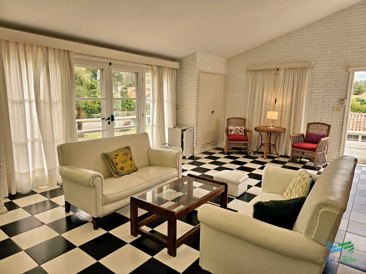Casa ID.4287 - En venta casa 6 dormitorios con gran terreno y piscina, en la brava, Punta del Este