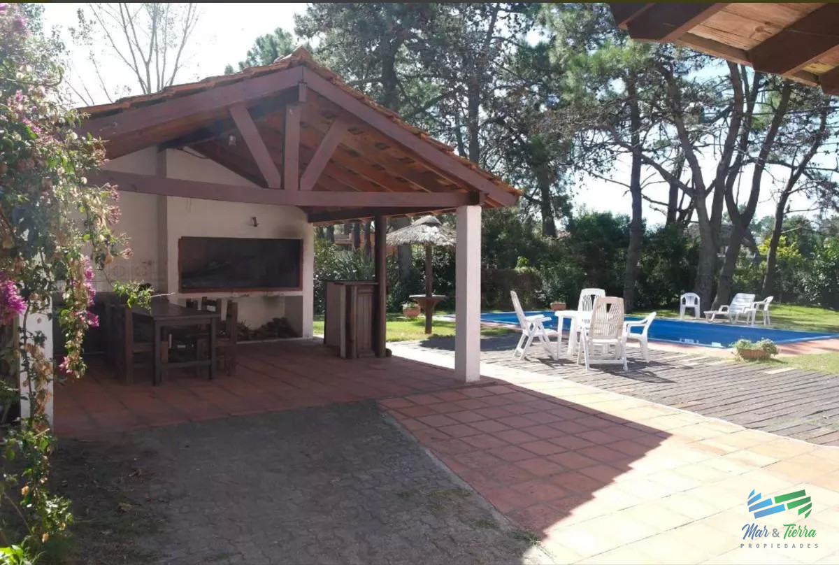 Casa ID.1635 - Casa de 4 dormitorios con piscina en alquiler en Brava, Punta del Este.