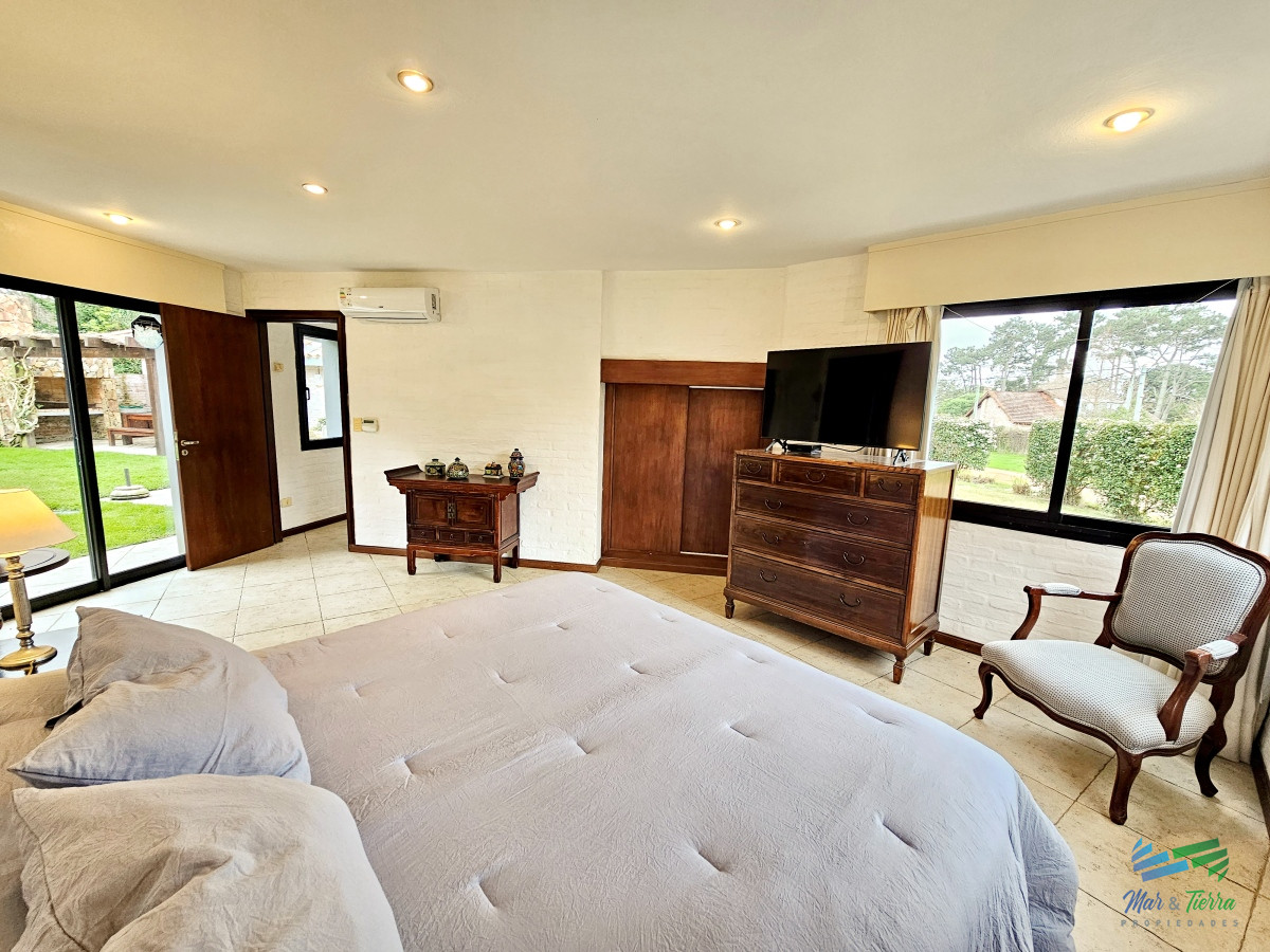 Casa ID.1663 - Se vende casa 5 dormitorios, con piscina en Rincon del Indio, playa Brava, Punta del Este.