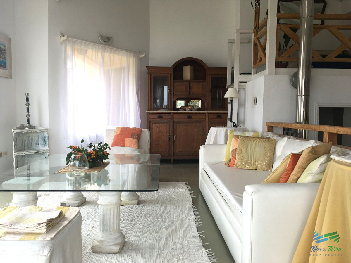 Casa ID.1755 - VENTA de casa en playa mansa,  casa en zona de Pinares, con vista al mar de 3 dormitorios