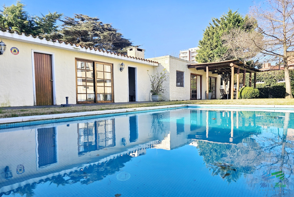 Casa ID.1676 - En venta casa de 5 dormitorios con piscina en playa mansa, Punta del Este