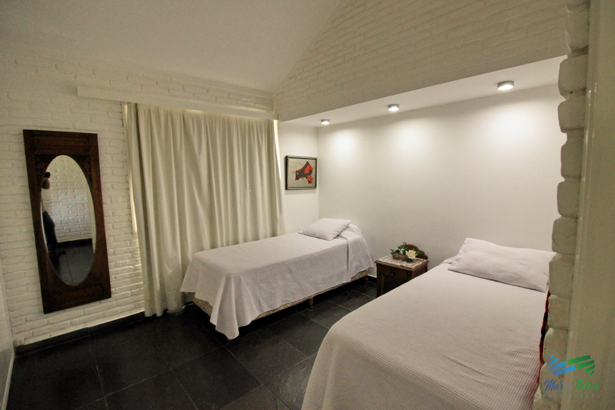 Casa ID.1656 -  En alquiler!!  Hermosa casa en alquiler zona Pinares, cuenta con piscina y gran jardin.