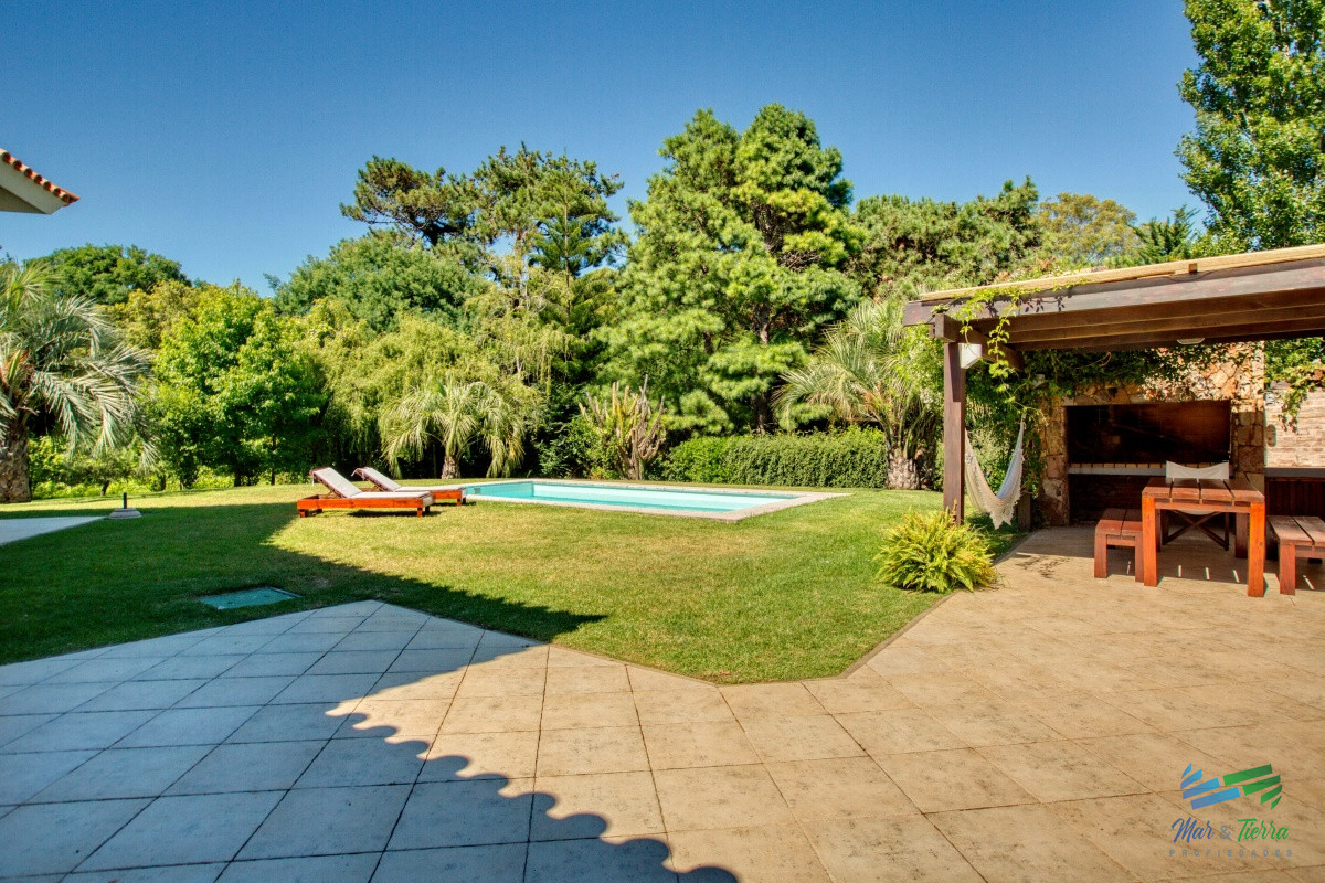 Casa ID.1663 - Se vende casa 5 dormitorios, con piscina en Rincon del Indio, playa Brava, Punta del Este.