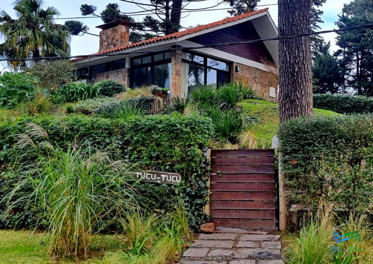 Casa ID.4800 - CASA EN ALQUILER, 4 DORMITORIOS Y PISCINA CLIMATIZADA, ZONA COLEGIOS, PUNTA DEL ESTE 