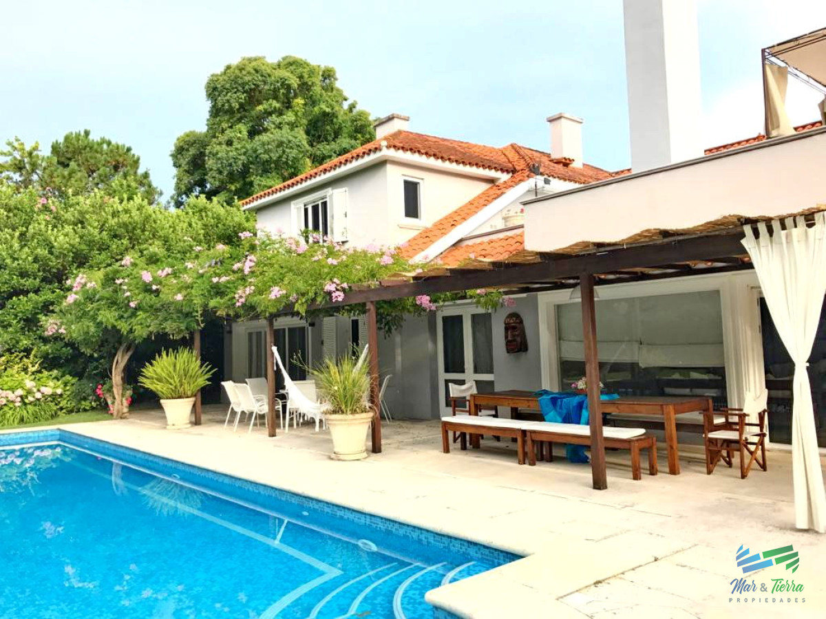 Casa ID.1640 - Espectacular residencia en una de las zonas mas cotizadas de Punta del Este, a metros del mar (Playa Brava).