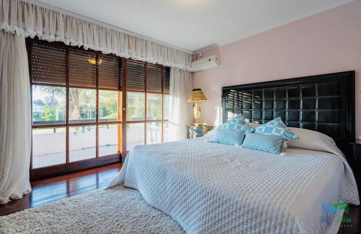 Casa ID.4004 - Venta de casa de 7 dormitorios en El Golf Punta del Este