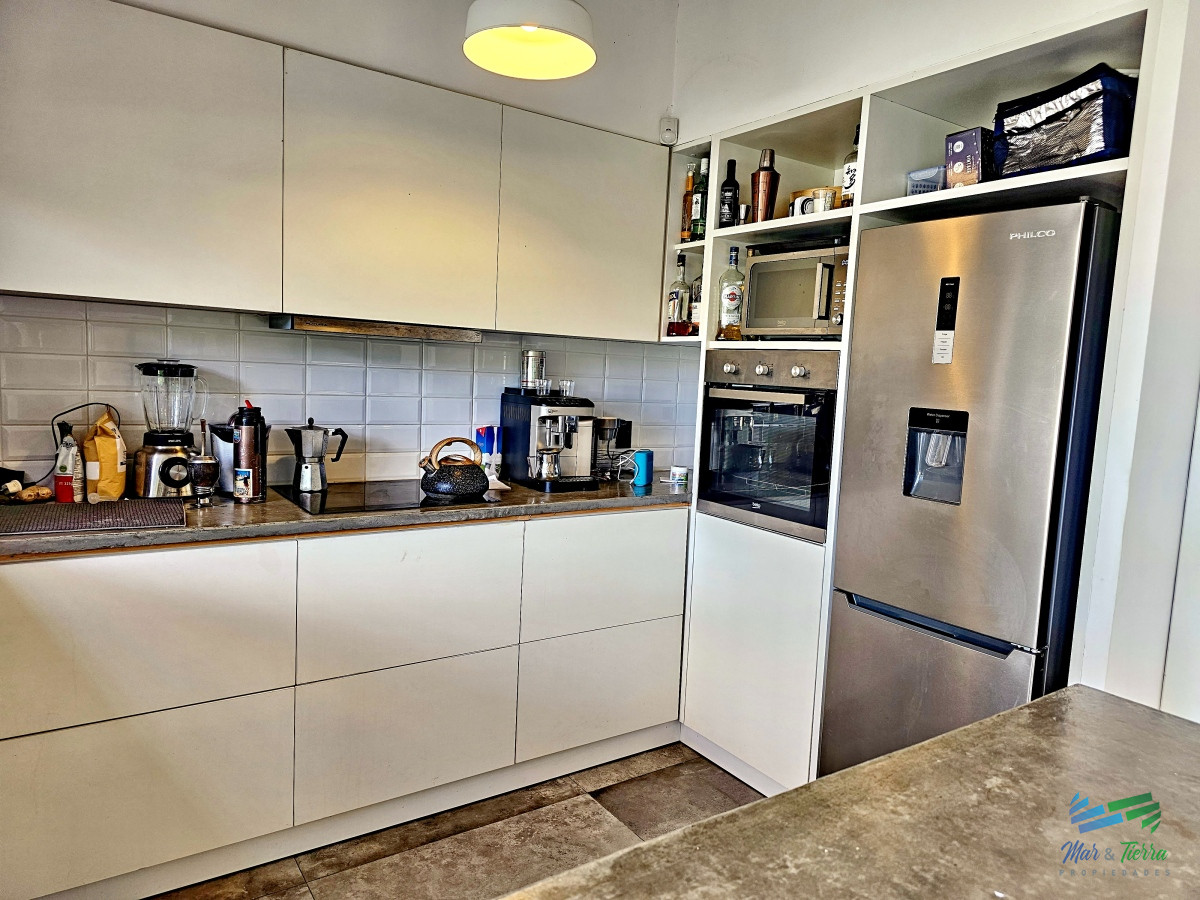Casa ID.4698 - CASA EN VENTA, 3 DORMITORIOS, PISCINA EN BEVERLY HILLS 