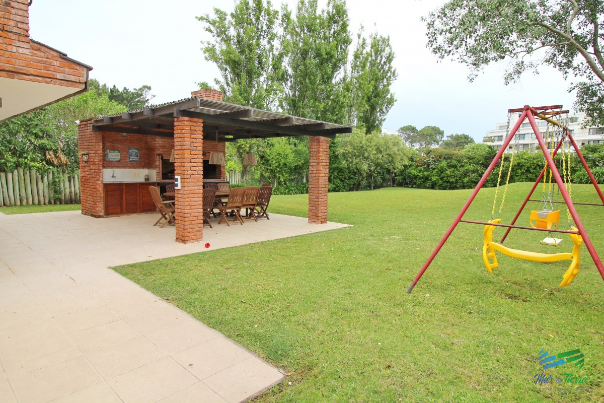 Casa ID.1811 - En alquiler!!  Moderna casa ubicada a 1 cuadra del mar, con vista parcial desde el dormitorio principal. 
