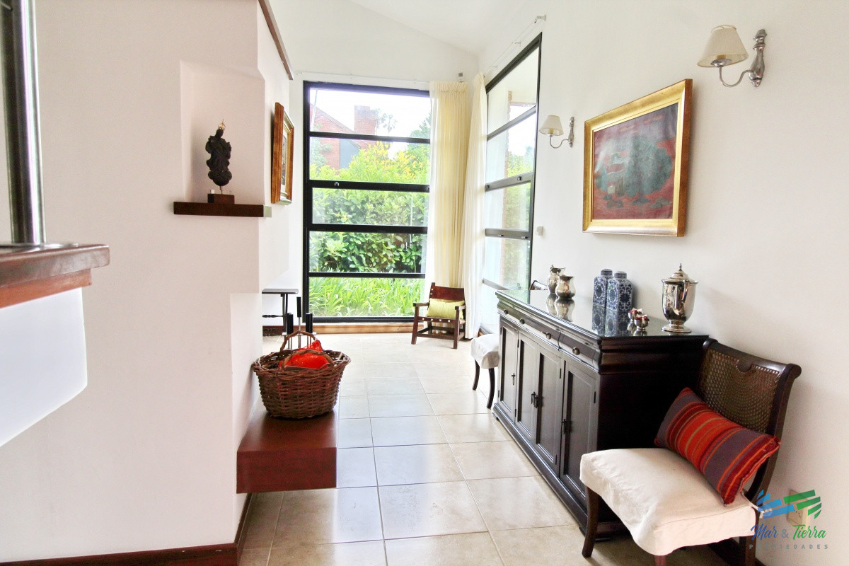 Casa ID.1811 - En alquiler!!  Moderna casa ubicada a 1 cuadra del mar, con vista parcial desde el dormitorio principal. 