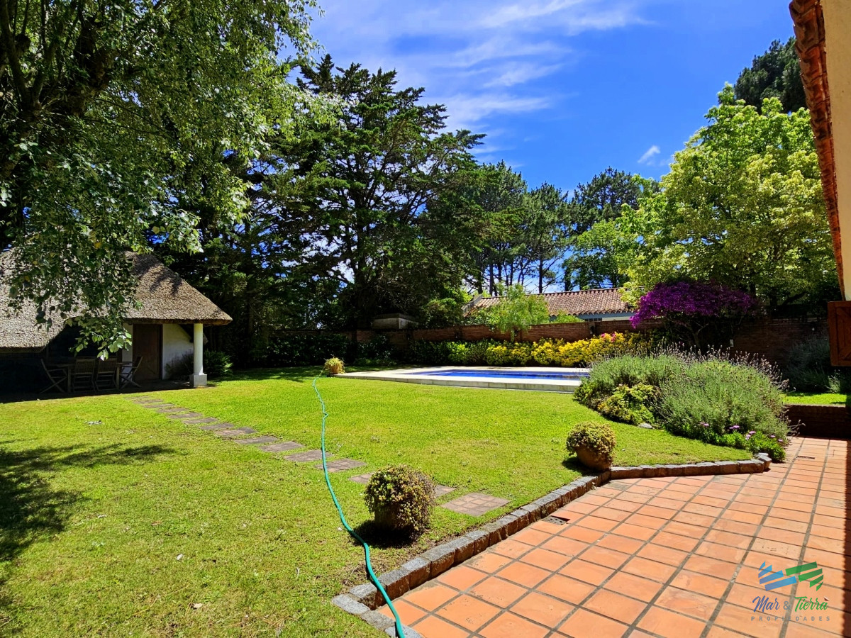 Casa ID.1809 - En venta casa de 3 dormitorios con piscina en excelente estado