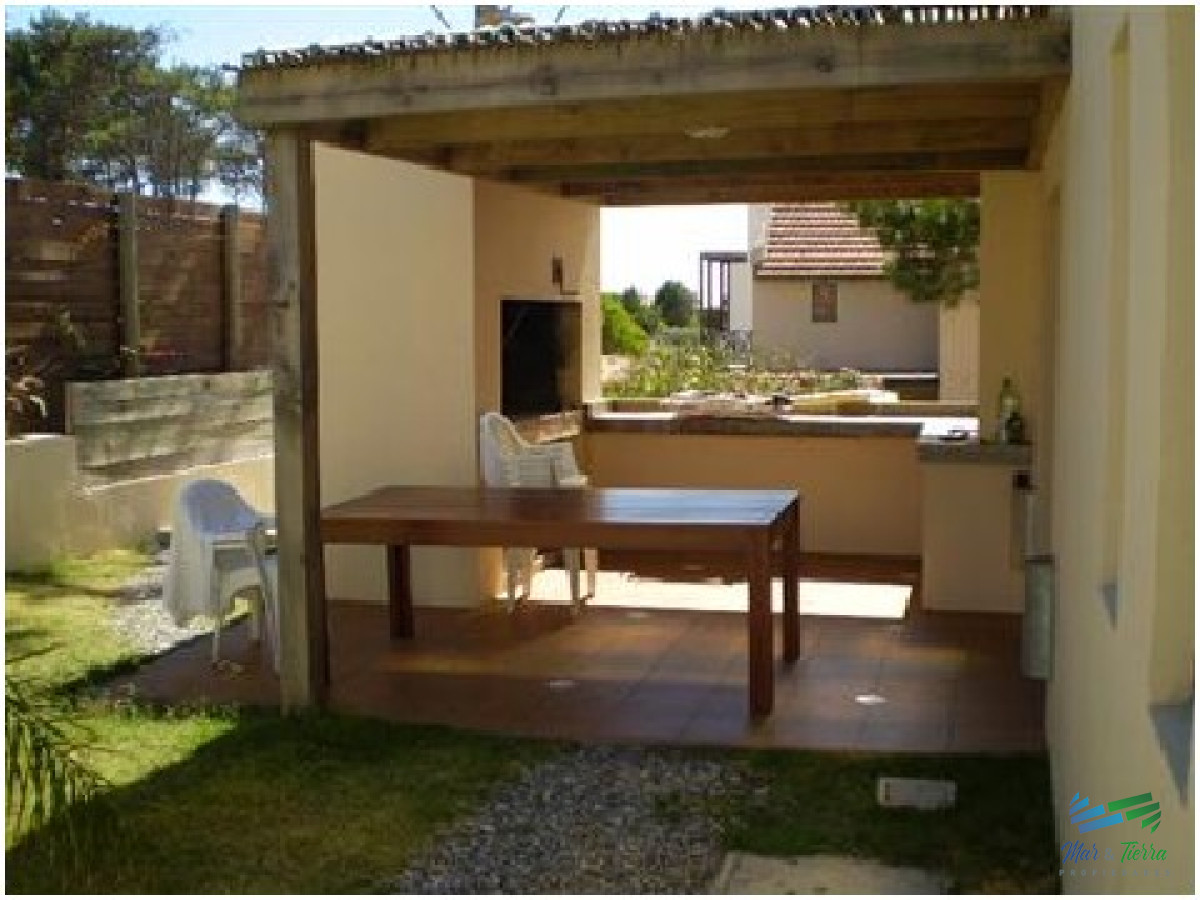 Casa ID.2184 - Muy linda casa ubicada a 150 metros del mar, con muy buenas vistas.