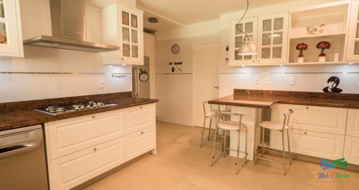 Casa ID.3972 - Vendo excelente casa de 6 dormitorios con piscina climatizada en playa mansa, Punta del Este