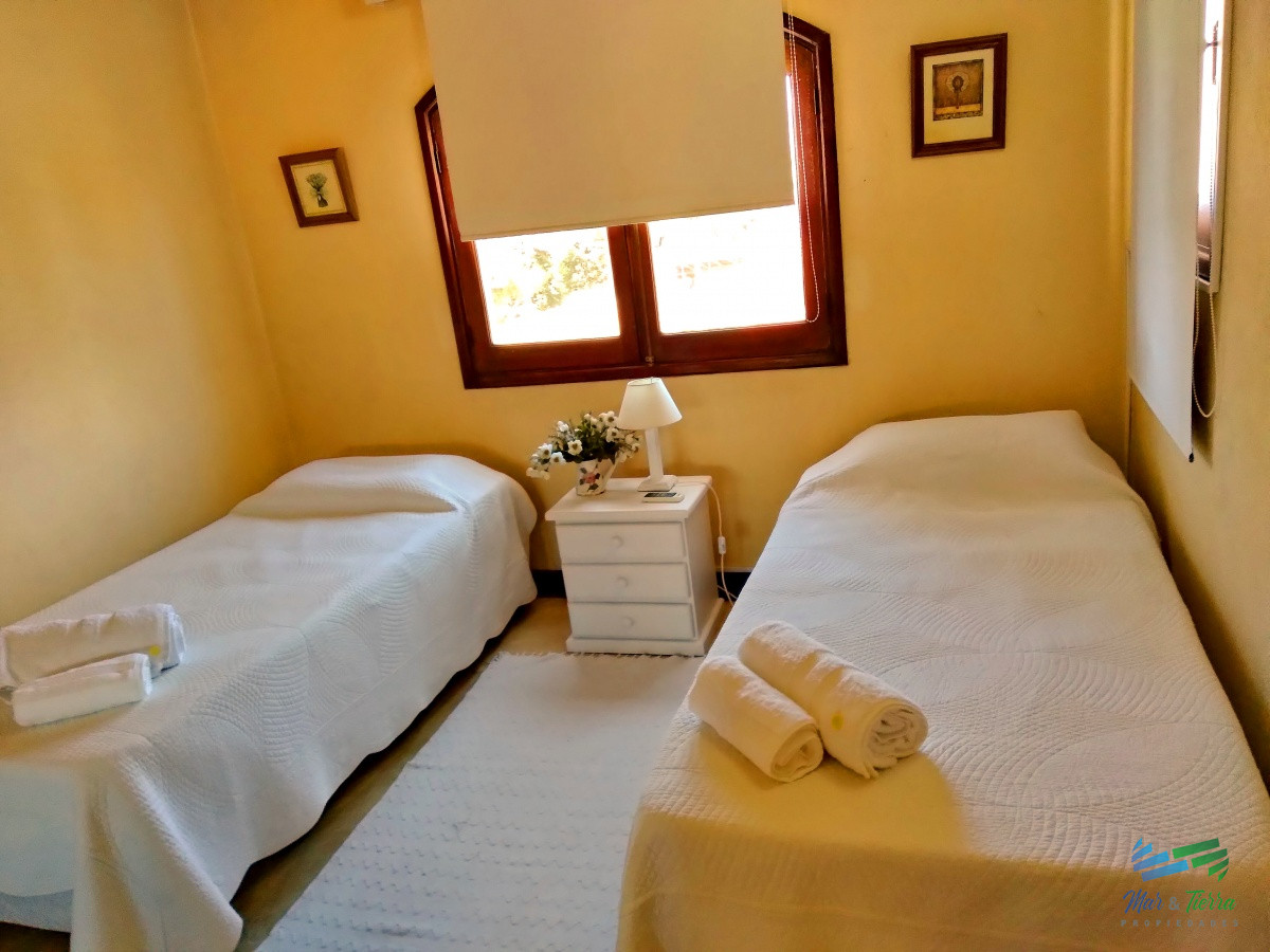 Casa ID.1685 - Vendo casa de 5 dormitorios con piscina climatizada en playa mansa, Punta del Este