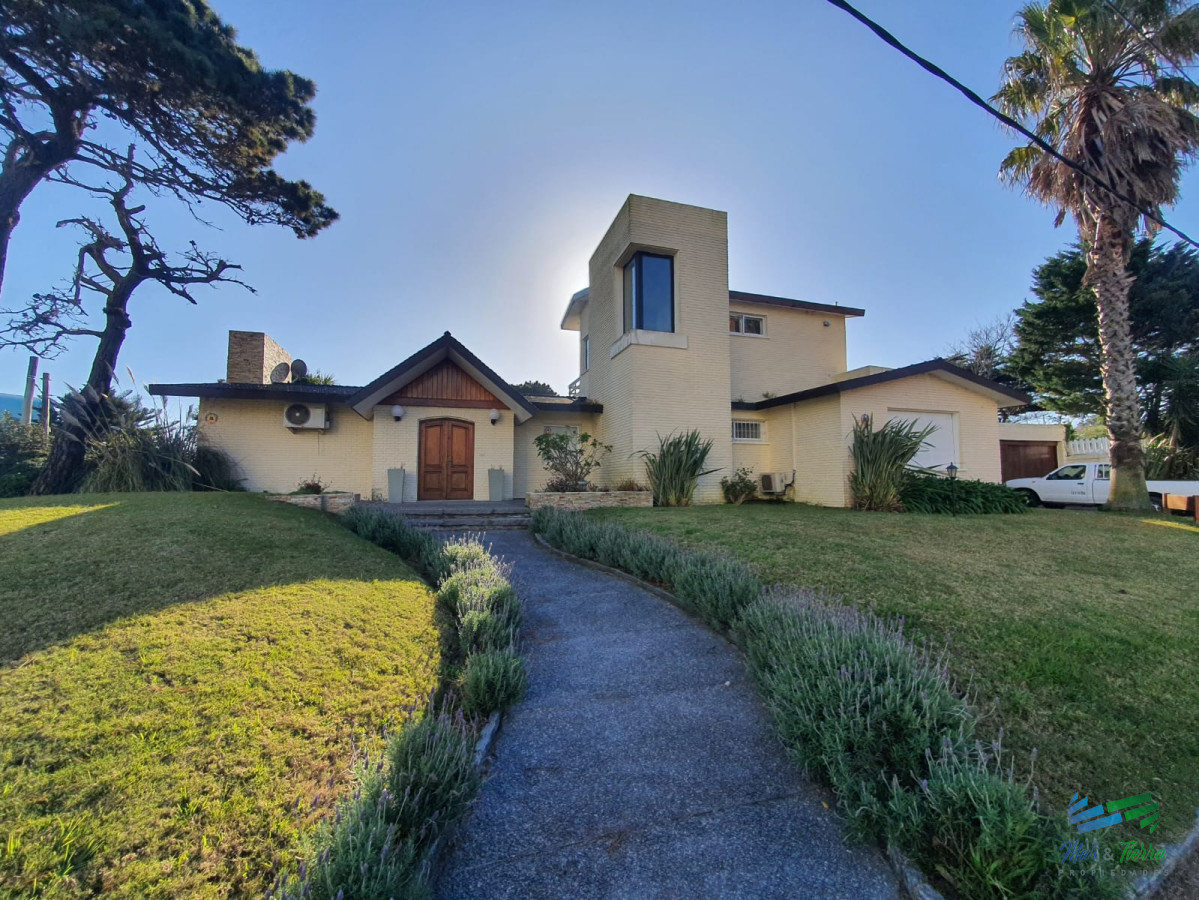 Casa ID.1676 - En venta casa de 5 dormitorios con piscina en playa mansa, Punta del Este