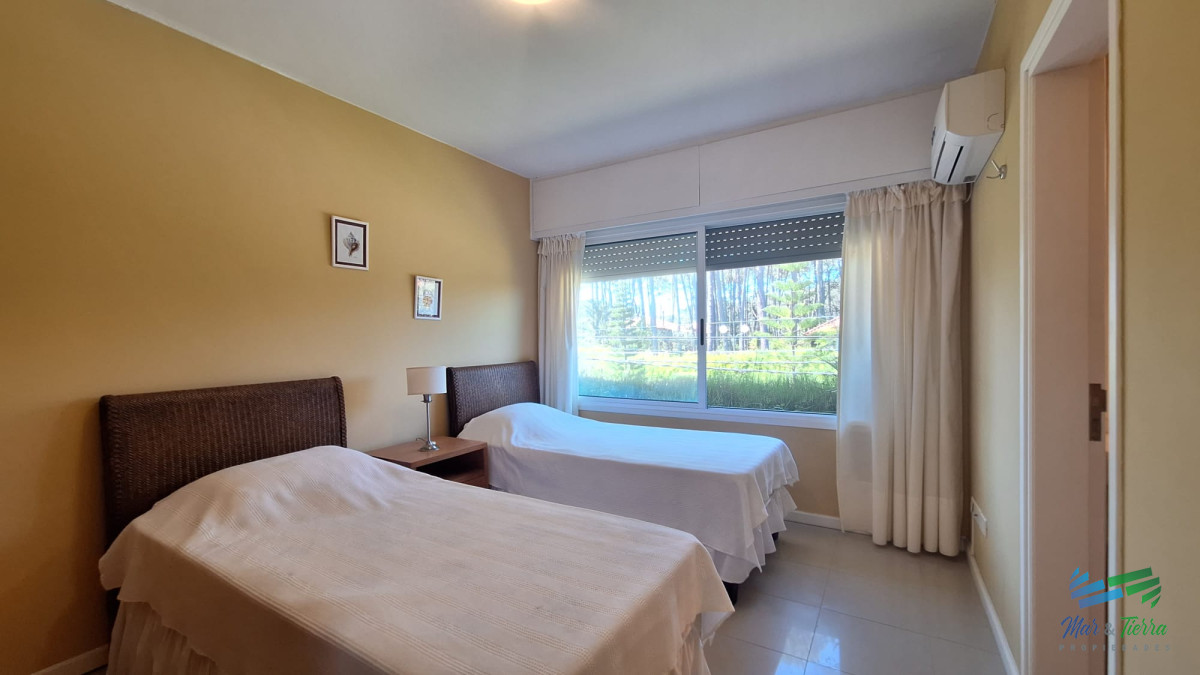 Casa ID.4493 - CHALET DISPONIBLE ALQUILER DE TEMPORADA, MODERNO DE 4 DORMITORIOS, PISCINA. PUNTA DEL ESTE