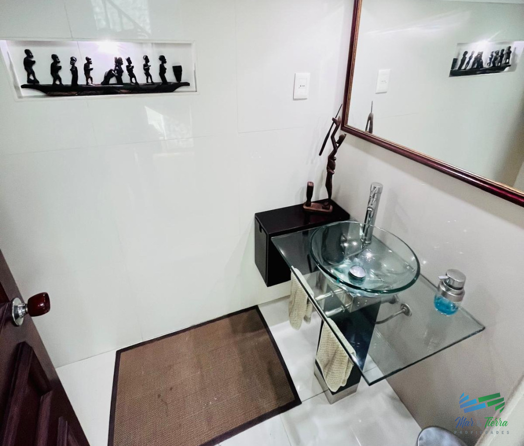 Casa ID.1580 - Casa 5 dormitorios y piscina en venta a 2 cuadras de playa mansa, Punta del este.