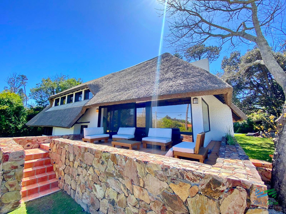 Casa ID.4457 - TEMPORADA 2026 GRAN CASA, 4 DORMITORIOS CON PISCINA CLIMATIZADA, PINARES, PUNTA DEL ESTE DISPONIBLE TEMPORADA 2025!!!