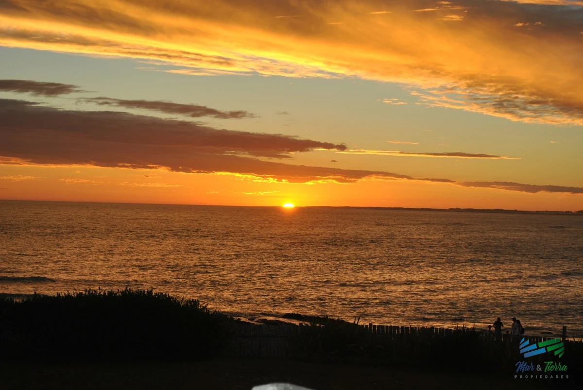 Casa ID.5210 - Atto BAJO DE PRECIO ! Espectacular Residencia sobre el mar, dominando el atardecer en 1 hectárea de terreno en primera línea