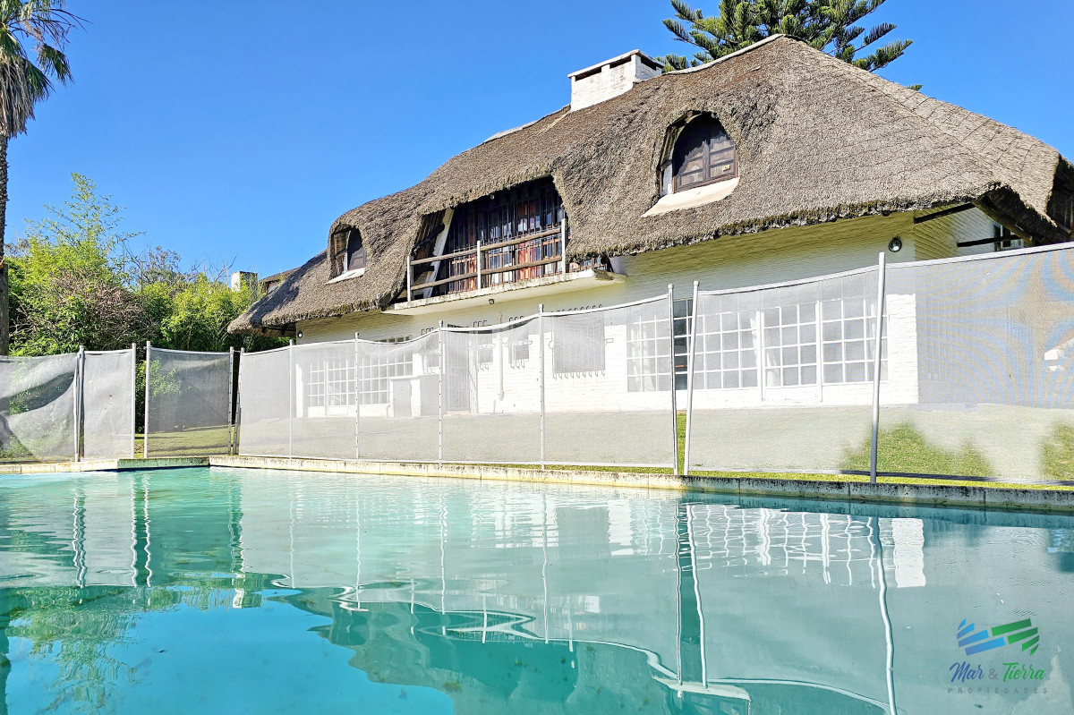 Casa ID.1856 - En venta casa 5 con piscina, a 1 cuadra de la playa mansa, Pintares, Punta del Este