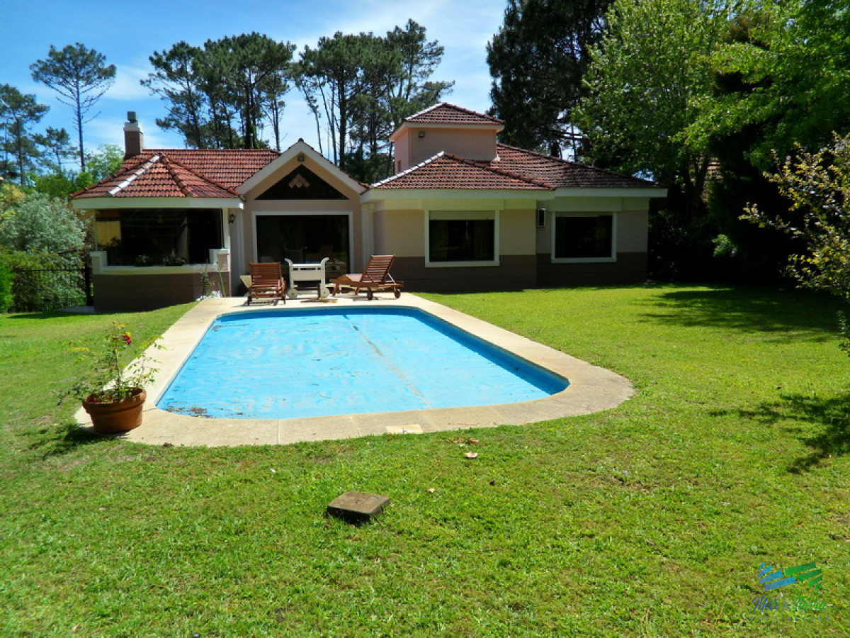 Casa ID.1739 - En alquiler Maravillosa casa en zona San Rafael, cuenta con ambientes amplios y luminosos.
