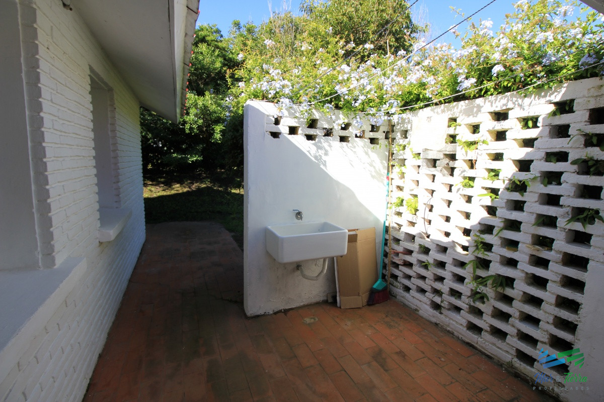 Casa ID.1656 -  En alquiler!!  Hermosa casa en alquiler zona Pinares, cuenta con piscina y gran jardin.