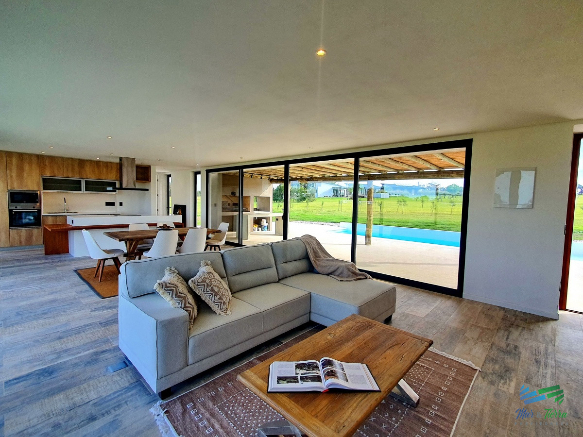 Casa ID.4341 - Vendo casa a estrenar, 3 dormitorios en suite, piscina, en barrio privado Laguna de los Cisnes, Laguna del Sauce, Punta del Este