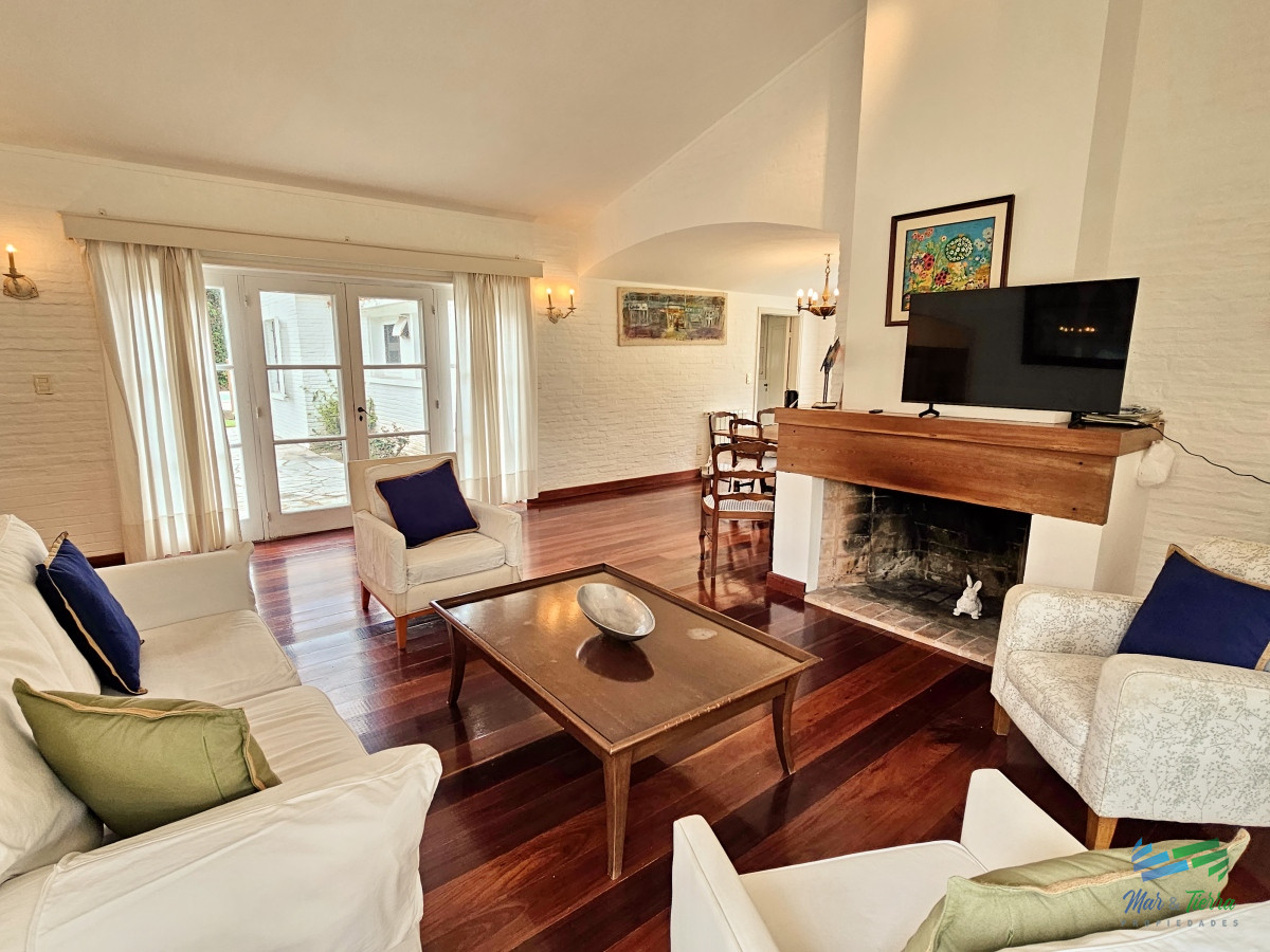 Casa ID.4287 - En venta casa 6 dormitorios con gran terreno y piscina, en la brava, Punta del Este