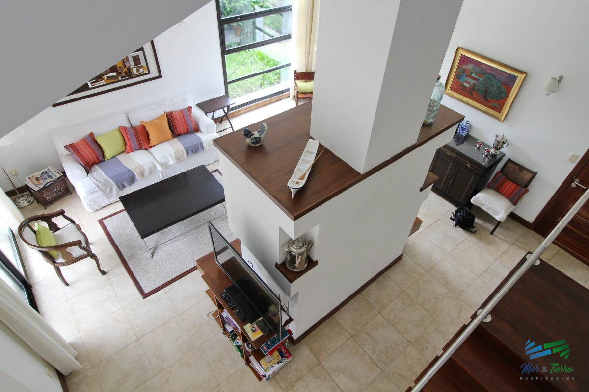 Casa ID.1811 - En alquiler!!  Moderna casa ubicada a 1 cuadra del mar, con vista parcial desde el dormitorio principal. 