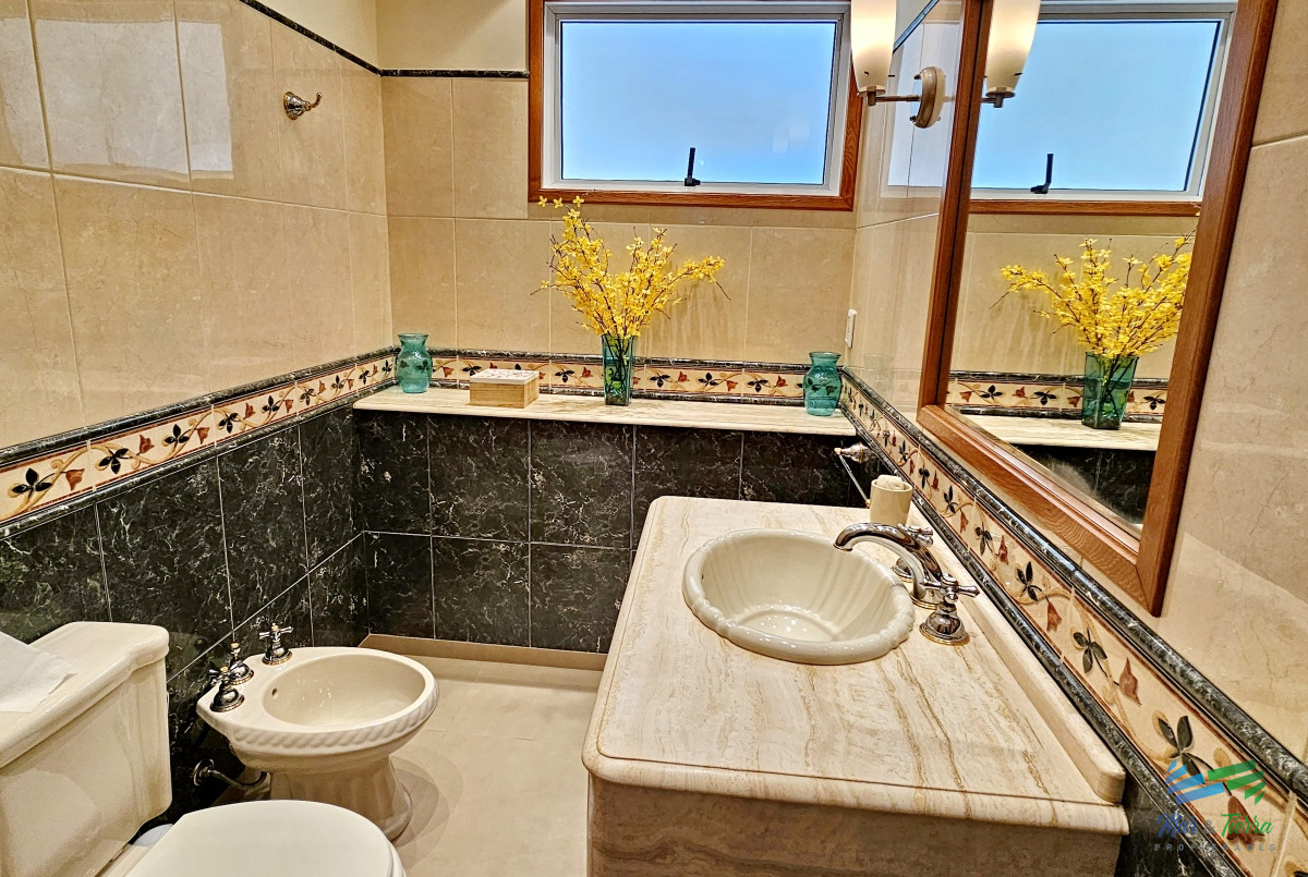 Casa ID.1676 - En venta casa de 5 dormitorios con piscina en playa mansa, Punta del Este