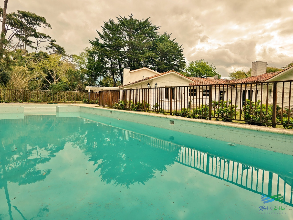 Casa ID.4287 - En venta casa 6 dormitorios con gran terreno y piscina, en la brava, Punta del Este