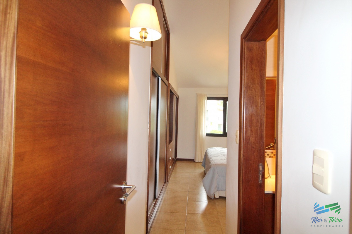 Casa ID.1811 - En alquiler!!  Moderna casa ubicada a 1 cuadra del mar, con vista parcial desde el dormitorio principal. 