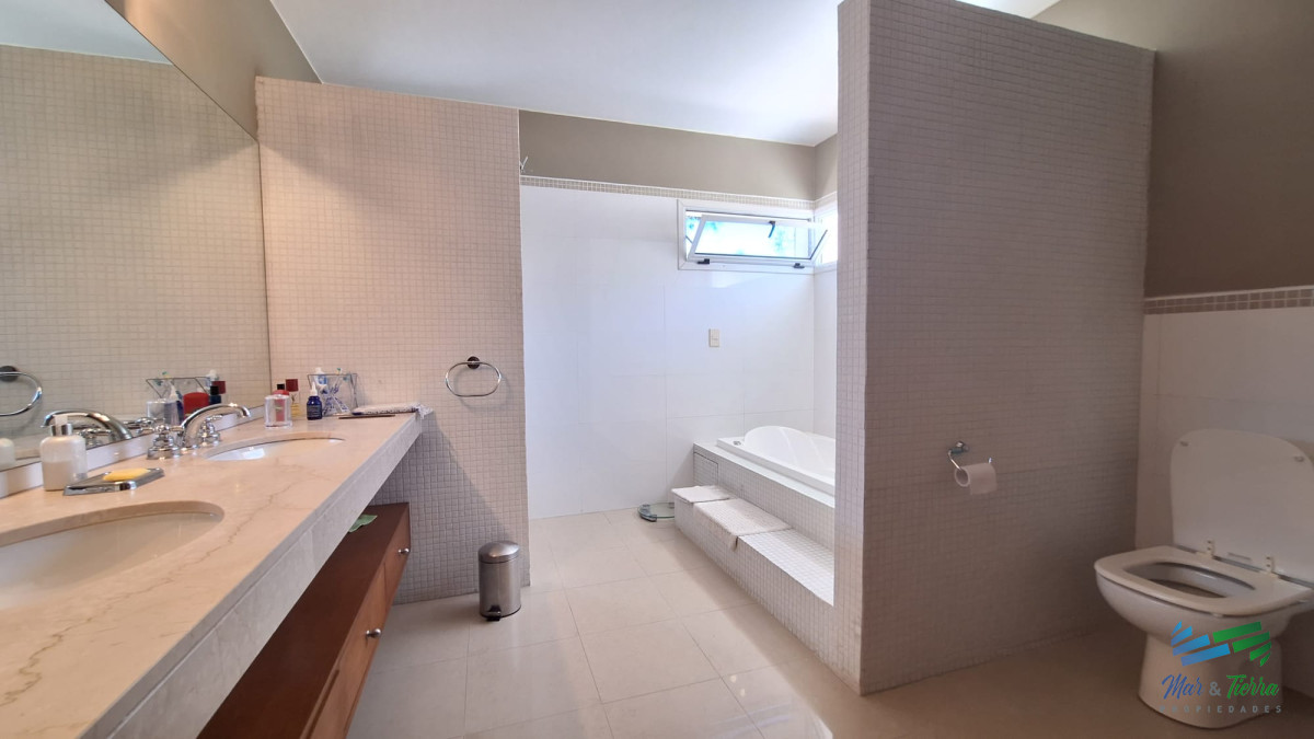 Casa ID.4493 - CHALET DISPONIBLE ALQUILER DE TEMPORADA, MODERNO DE 4 DORMITORIOS, PISCINA. PUNTA DEL ESTE