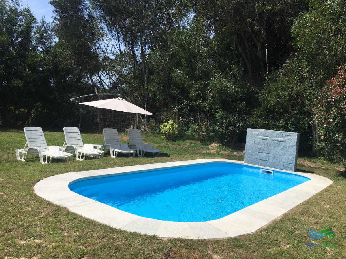 Casa ID.1658 - Casa de 3 dormitorios con piscina climatizada en alquiler. Playa brava.