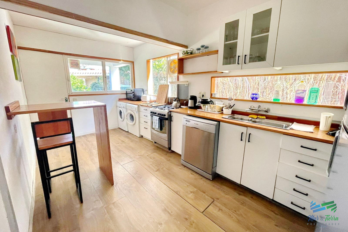 Casa ID.1686 - Vendo casa de 4 dormitorios a dos cuadras del mar, playa mansa, Punta del Este