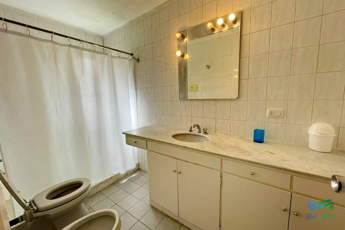 Casa ID.1686 - Vendo casa de 4 dormitorios a dos cuadras del mar, playa mansa, Punta del Este