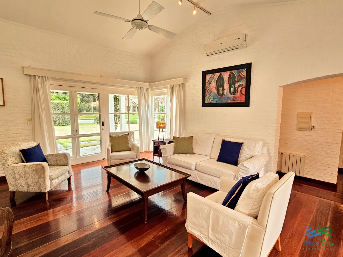 Casa ID.4287 - En venta casa 6 dormitorios con gran terreno y piscina, en la brava, Punta del Este