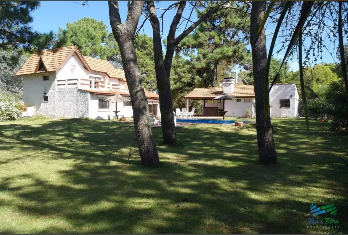 Casa ID.1635 - Casa de 4 dormitorios con piscina en alquiler en Brava, Punta del Este.